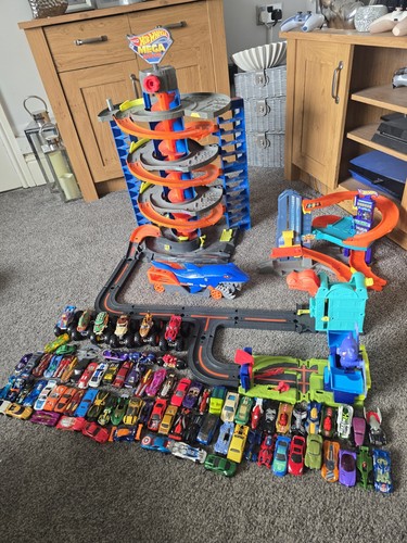 Hot wheels bundle - wheels, garage