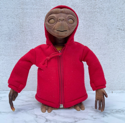 The extra terrestrial - ,
