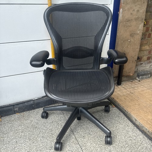 Herman miller aeron chair - aeron, size