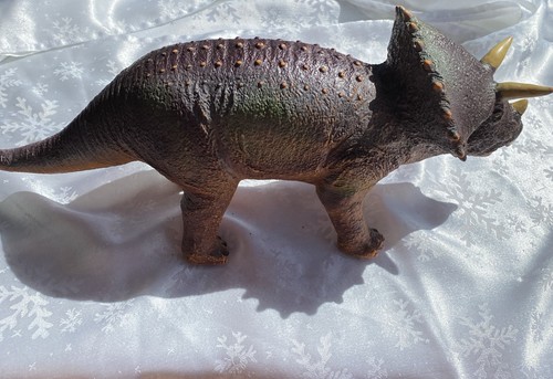 Triceratops dinosaur large - ,
