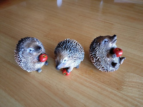 Hedgehog with apple figurine - 3,