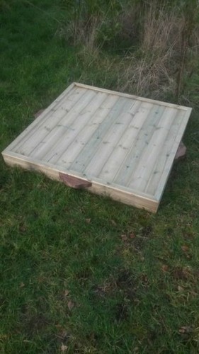 Medium large square - /,