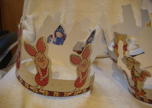 Winnie the pooh party - winnie, crowns