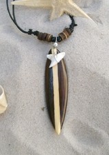 SHARK TOOTH BROWN WOODEN SURFBOARD NECKLACE BRAND NEW LUCKY TALISMAN  / n088gy