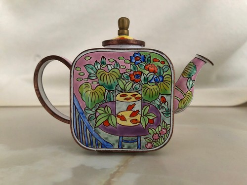 Trade aid miniature - +, enamel