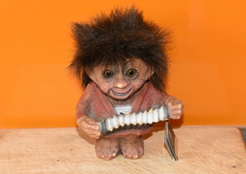 Nyform troll playing - nyform, an