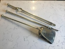 A QUALITY SET OF ANTIQUE, EDWARDIAN BRASS FIRE IRONS CIRCA-1900.