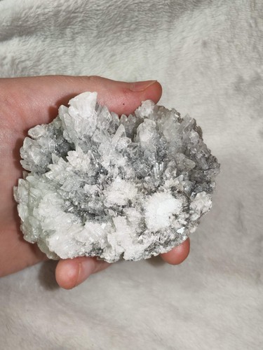 Sparkling white zeolite - sparkling,