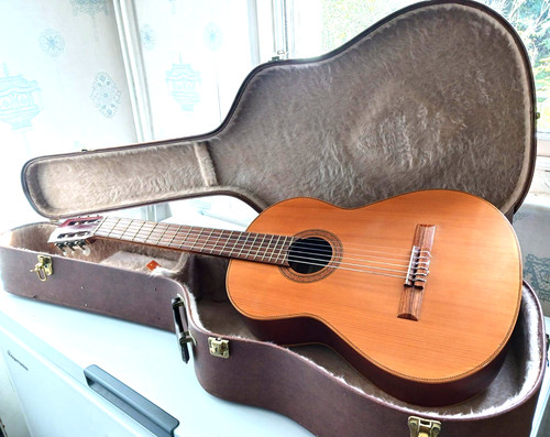 Alhambra classsical guitar - c2,