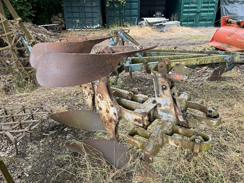 Massey ferguson two furrow - ferguson, 85