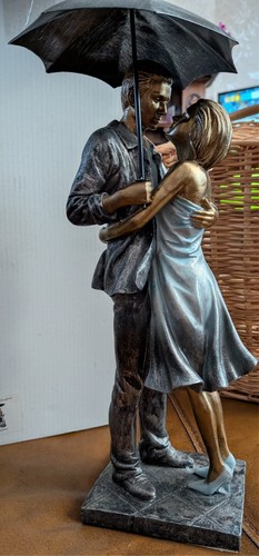 Juliana rainy day couple - rainy,