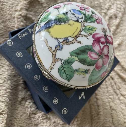 Fine porcelain trinket box - trinket,
