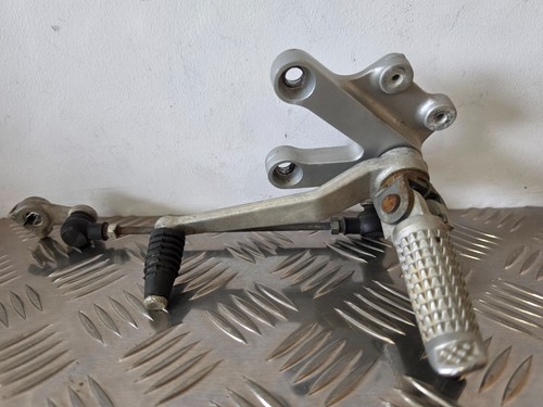 Suzuki gsxr750 left footrest - left,