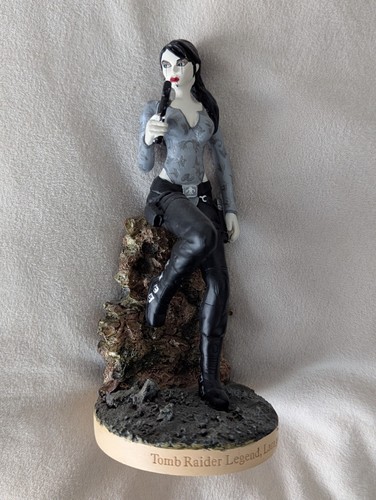 Lara croft figure goth atlas - croft,