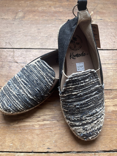 Bnwt komodo kung shoes - kung,