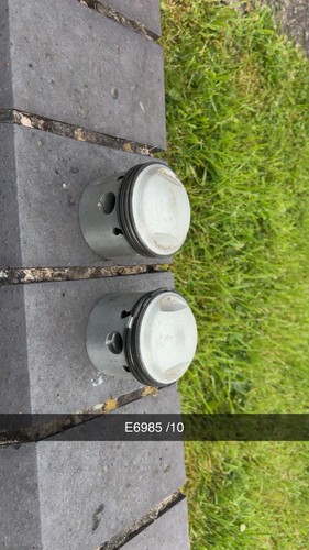 Triumph 650 pistons - 650, nos