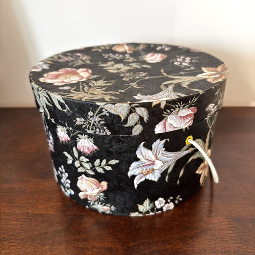 Vintage round floral hat box - round,