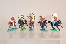 TIMPO SWOPPETS BRITAINS HERALD WILD WEST 5 x MOUNTED AMERICAN INDIANS 32om
