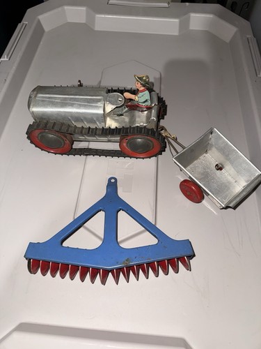 Vintage cast tractor toy - , louis