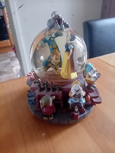 Snowglobe disney snowwhite - snowglobe,