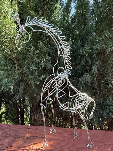 Giraffe metal wire sculpture - metal,