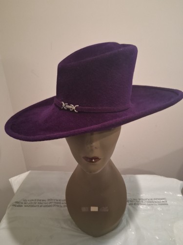 Sculptural purple velour felt - velour/,