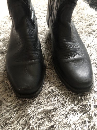 Square toed cowboy boots - square,