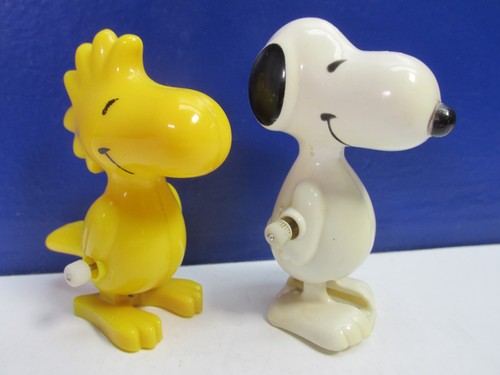 Vintage peanuts walking snoopy - vintage,