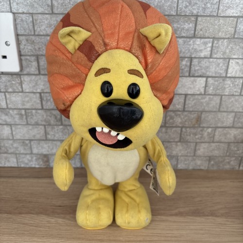 Raa the noisy lion roaring - roaring,
