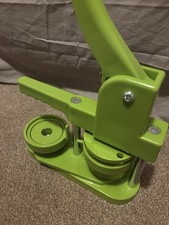 Badge Maker Machine Making Pin