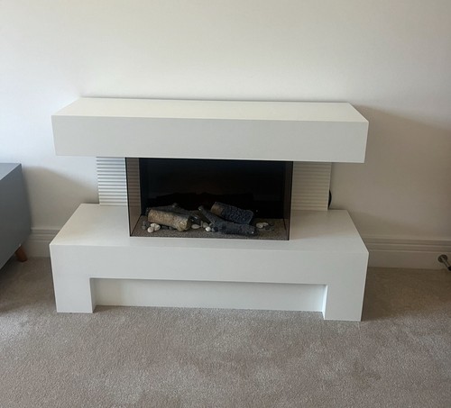 Lovely electric fireplace - -,