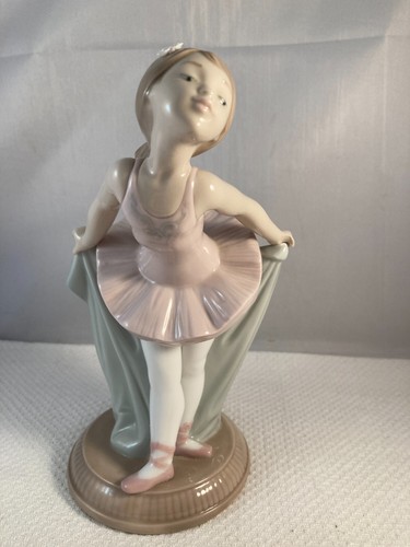 Vintage porcelain nao - nao, by