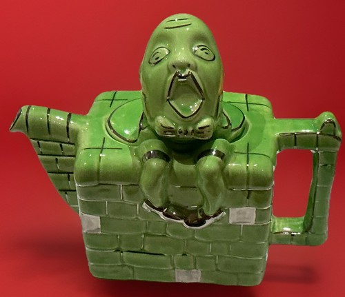 Novelty teapot lingard form - by,