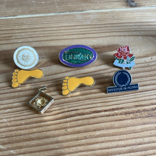 Set six pin badges unison - of,