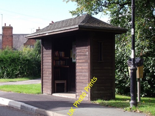 Photo 6x4 bus shelter with - bus, a