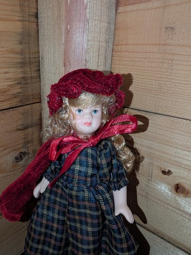 Small haunted doll michelle - small,