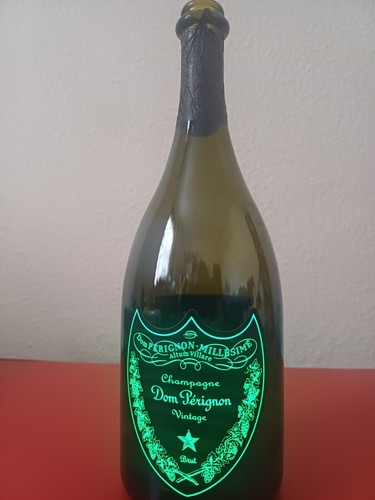 Dom perignon champagne - perignon,