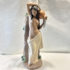 Statuetta LLADRO Donna Acquaiola in Ceramica “gres” Opaco
