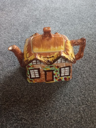 Cottage wear tea pot old - wear, ye