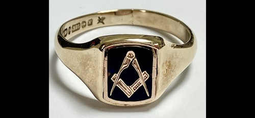 9ct yellow gold enamel - &,