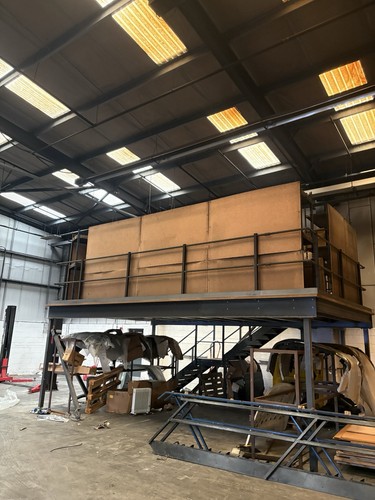 Mezzanine floor - mezzanine,