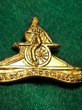 IRISH ARMY ARTILLERY CAP BADGE IRELAND MILITARY EIRE 1970-1980 CANNON HIBERNIA.