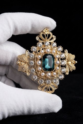 Gold tone art brooch pin - brooch,