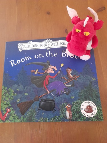 Room the broom red - on,