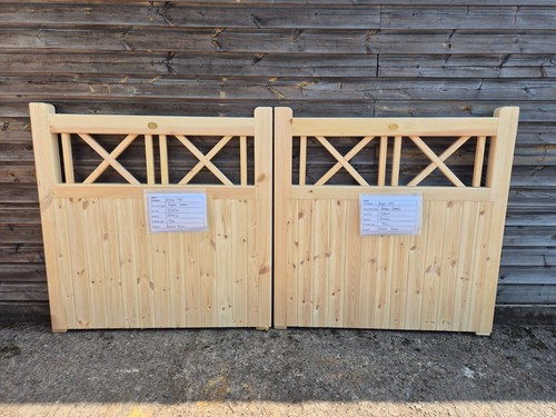 Flat top wooden timber garden - flat,