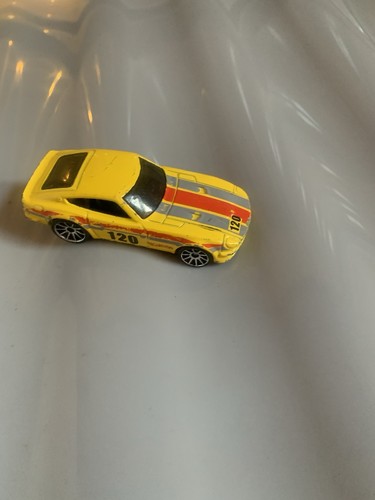 Yellow hot wheels datsun 240z - yellow,