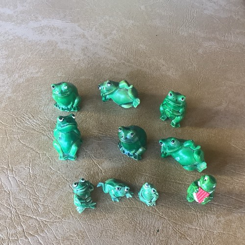 Small happy frogs - small, retro