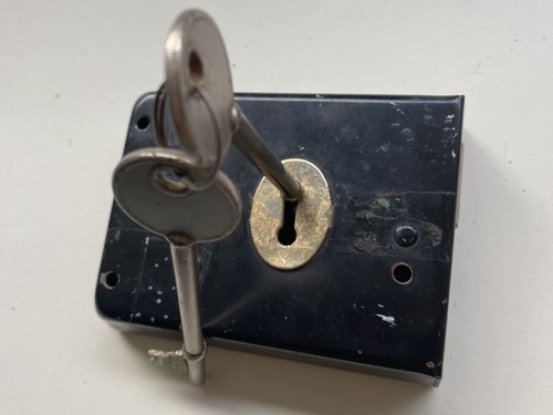 Rim lock with keep and - with,