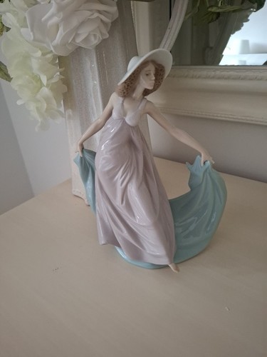 Lladro 23cm tall - (spain), "/23cm
