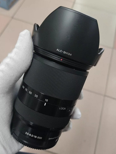 Sony 200mm 5 6 - 18-200mm, f/3.5-6.3
